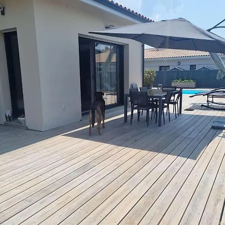 Moderne Climatisee Avec Piscine Chauffee מלון