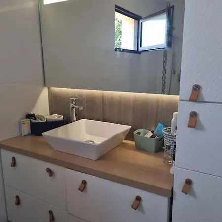 Moderne Climatisee Avec Piscine Chauffee מלון